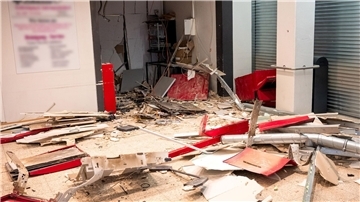 Teile eines gesprengten Geldautomaten und einer Bankeinrichtung liegen in einem Einkaufszentrum in Oststeinbek.