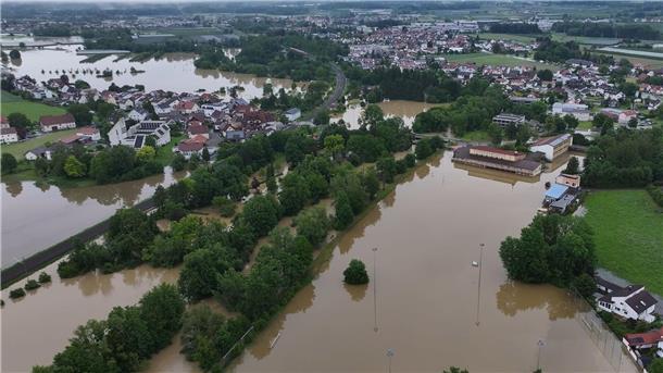 Hochwasser: Dauerregen sorgt für Extrem-Wochenende im Süden Teile von Meckenbeuren im Süden Baden-Württembergs sind überschwemmt.