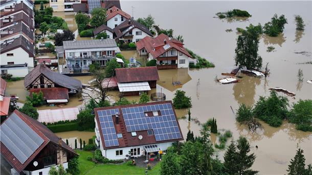 Hochwasser: Dauerregen sorgt für Extrem-Wochenende im Süden Teile von Meckenbeuren im Süden Baden-Württembergs sind überschwemmt.