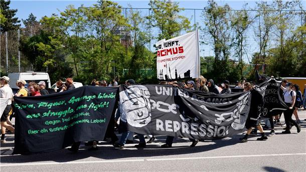 Friedlicher 1. Mai in Berlin - Gewalt in Stuttgart Teilnehmende einer Demonstration linker Gruppen ziehen durchs Hamburger Schanzenviertel.