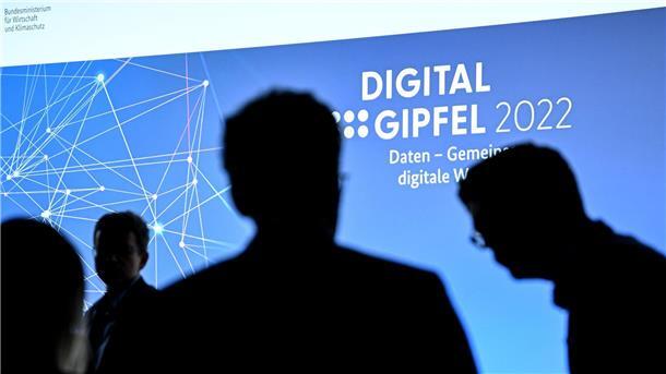 Teilnehmer beim Digital-Gipfel 2022 der Bundesregierung.
