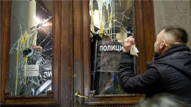 Tumulte bei Protest gegen mutmaßlichen Wahlbetrug in Belgrad Teilnehmer der Demonstration versuchten, in das Belgrader Rathaus einzudringen.