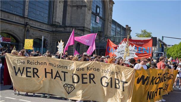 Friedlicher 1. Mai in Berlin - Gewalt in Stuttgart Teilnehmer der Demonstration „Wir haben die Scheiße so satt“ vom Bündnis „Wer hat, der gibt“ halten am Bahnhof Dammtor ein Transparent mit der Aufschrift: „„Die Reichen müssen für die Krise zahlen! Wer hat, der gibt“.“