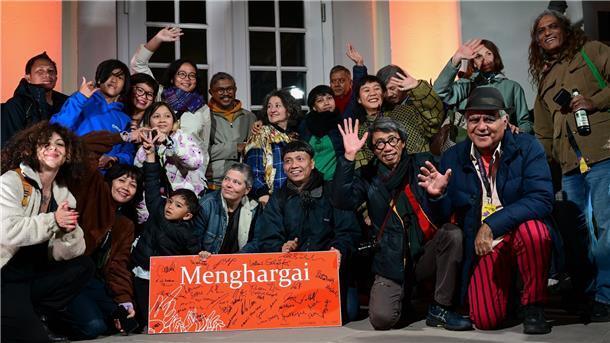 documenta: Freiheit der Künstlerischen Leitung erhalten Teilnehmer der documenta fifteen haben sich bei der Schließung zu einem Gruppenfoto versammelt. Die Debatte um die genau 100 Tage währende Weltkunstschau, die von immer neuen Antisemitismus-Vorwürfen erschüttert wurde, hielt bis zum Schluss an.