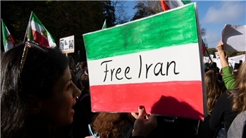 Teilnehmer der Großdemonstration „Solidarität mit den Protestierenden im Iran“ in Berlin.