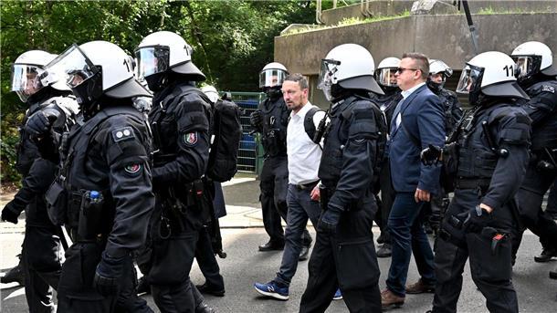Teilnehmer des AfD-Bundesparteitags werden von der Polizei zur Essener Grugahalle eskortiert.