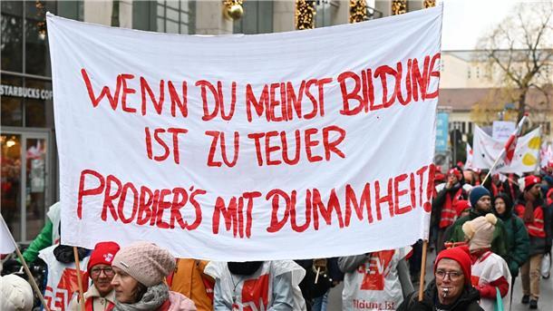 GEW: 20.000 Lehrkräfte und Erzieher bei Warnstreik Teilnehmer des Bildungsstreiktages in Karlsruhe.