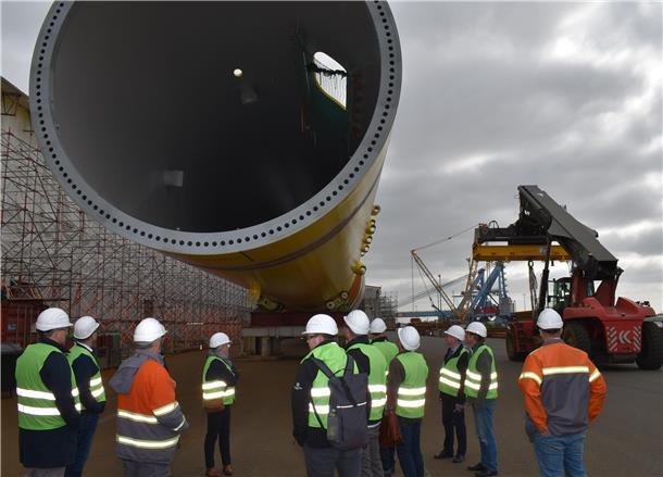 Teilnehmer des Offshore-Kongresses sahen bei einem Werksrundgang in Blexen auch dieses fertiggestellte, etwa 100 Meter lange und 1.300 Tonnen schwere Stahlfundament für den Windpark Gode Wind III. Steelwind hat es im Auftrag von Ørsted gefertigt.