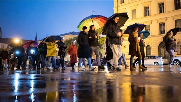 Bilder des Tages Teilnehmer des Schweigemarschs „Mach Dich auf für Menschlichkeit!“ gehen mit Kerzen auf der Ludwigsstraße in München.