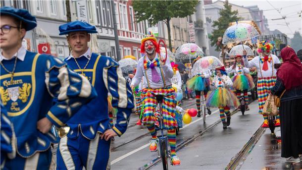 Freimarktsumzug mit mehr als 130 Gruppen in Bremen Teilnehmer des Umzuges auf dem 988. Bremer Freimarkt sind als Clowns verkleidet.