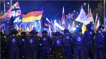 Teilnehmer einer Demonstration werden von Polizisten gestoppt. Die Initiatoren der rechten Demo unter dem Motto „Ami go home“ fordern von den USA, ihre Truppen und Atomwaffen auf deutschem Boden abzuziehen.