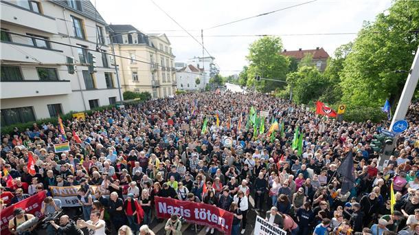 Teilnehmer einer Kundgebung anlässlich eines Angriffs auf einen SPD-Politiker auf dem Pohlandplatz in Dresden.