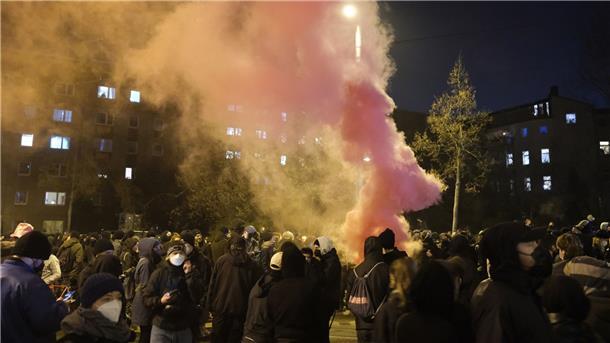 Rechte Kundgebung trifft auf starken Gegenprotest in Leipzig Teilnehmer einer linken Demonstration blockieren die Route einer rechten Demonstration.