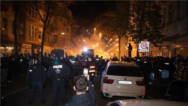 Scholz zeigt „Kante“ gegen Antisemitismus Teilnehmer einer verbotenen Pro-Palästina-Demonstration zünden in der Nähe der Sonnenallee Pyrotechnik. Es wurden auch Steine und Flaschen auf Einsatzkräfte geworfen.