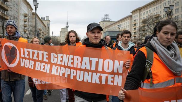 Klimaaktivisten starten Blockaden in Berlin Teilnehmer eines unangemeldeten Protests auf der Karl-Marx-Allee in Berlin.