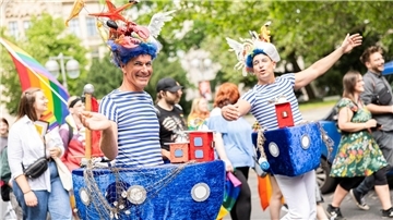 Teilnehmer gehen beim Christopher Street Day (CSD) durch die Innenstadt.