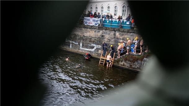 Bilder des Tages Teilnehmer steigen bei der Schwimmdemonstration gegen das Badeverbot in der Spree in Berlin ins Wasser.