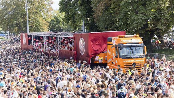 Teilnehmer tanzen durch die Straßen der Innenstadt in Zürich bei der 30. Street Parade.