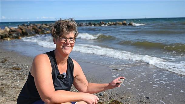 Steine übers Wasser hüpfen lassen Teilnehmerin Simone holte sich den Weltmeistertitel im vergangenen Jahr.