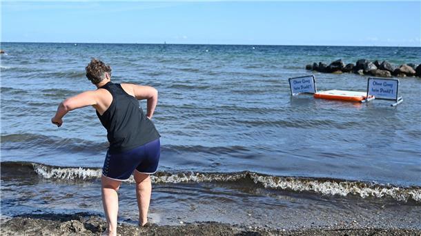 Steine übers Wasser hüpfen lassen Teilnehmerin Simone zeigt, wie man Steine richtig übers Wasser ditscht.