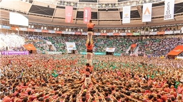 Teilnehmerinnen und Teilnehmer nehmen am zweiten Tag des Wettbewerbs der „Castells“ (Menschenpyramiden) in Katalonien teil.