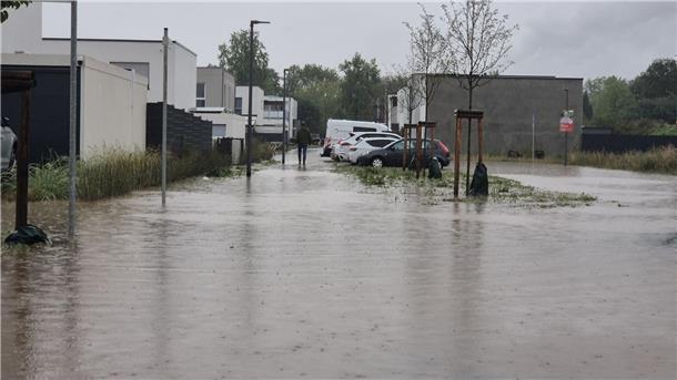 Teils stehen ganze Straßen unter Wasser.