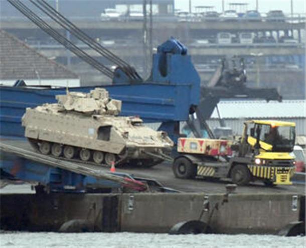 In die Ukraine? USA bringen via Bremerhaven viele Panzer und MaxxPro nach Europa Teils werden die Bradley-Panzer mit Spezialfahrzeugen der BLG an Land geschleppt.