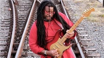 Temperamentvoller Sänger und leidenschaftlicher Gitarrist Khalif WailinWalter.