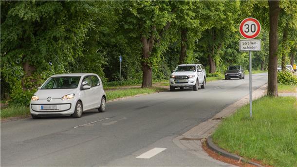 Tempo 30 Schild an schadhafter Landesstraße (Debstedter Straße)