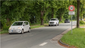 Tempo 30 Schild an schadhafter Landesstraße (Debstedter Straße)