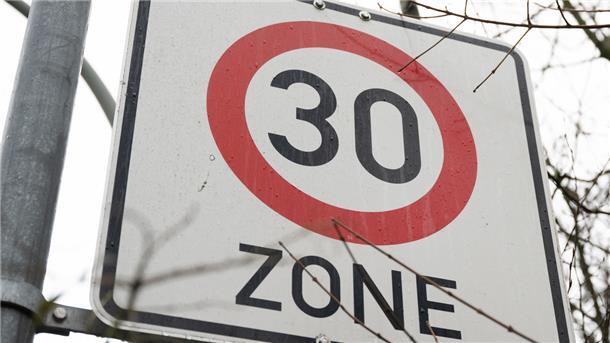 Kirchtimke: Rat lehnt Tempo-30-Zone ab Tempo 30 wird es in Kirchtimke im Bereich Querweg/Eschenweg nicht geben. Der Rat der Gemeinde lehnte einen entsprechenden Antrag jetzt ab.