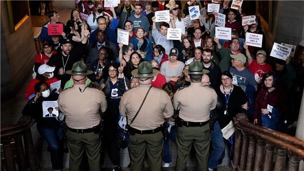 Republikaner schließen zwei Schwarze aus Parlament aus Tennessee State Troopers blockieren das Treppenhaus, das zu den Parlamentskammern führt.
