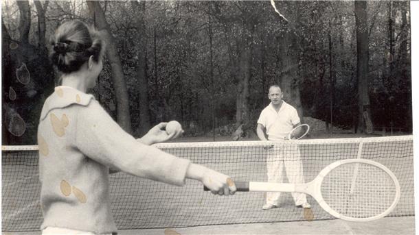 Tennistraining beim Tennisklub Nordenham in den 1960er Jahren. Damals gab es noch nicht so viele Örtlichkeiten zum Spielen wie heute. Die eigene Tennishalle weihte der Verein erst 1995 ein.