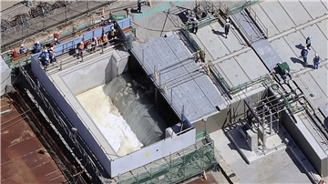 Tepco verdünnt das Kühlwasser so weit mit Meerwasser, dass die Tritiumkonzentration auf 1500 Becquerel pro Liter sinkt. Anschließend wird es über einen Unterwassertunnel im Pazifik verklappt.