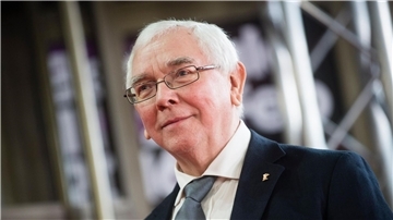 Terence Davies stellt „A Quiet Passion“ auf der Berlinale vor. Der britische Filmemacher ist im Alter von 77 Jahren gestorben.