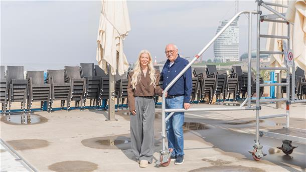 Weserstrandbad Bremerhaven: Was Besucher wissen müssen Eine blonde Frau und ein älterer Mann. Terrasse erweitert: Pächter Bernhard Venhofen und Tochter Celine freuen sich auf die ersten Partygäste.