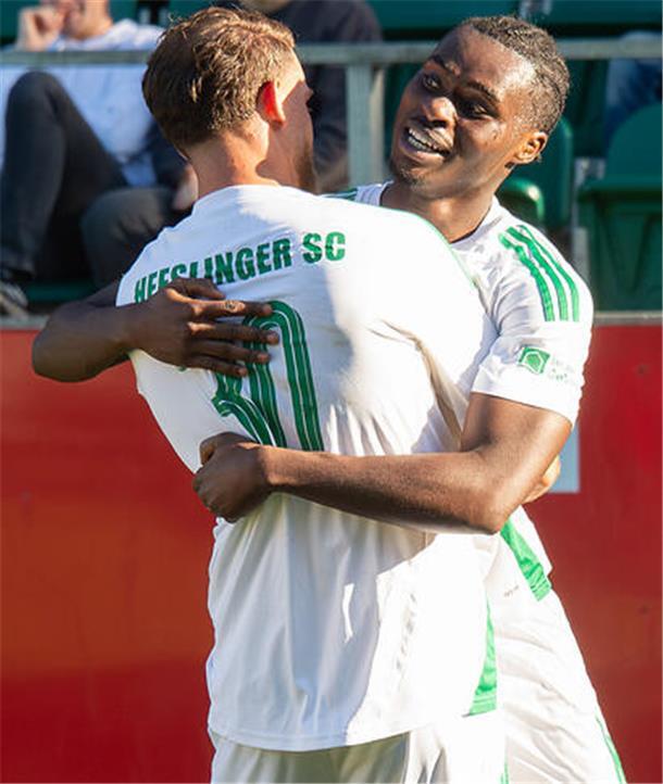 Heeslinger SC auch nach dem zweiten Spieltag mit weißer Weste Terry Becker (rechts) erzielte Sekunden vor dem Pausenpfiff das so wichtige 1:0 für sein Team. Edison Mazreku gratuliert seinem Mitspieler zum Torerfolg.