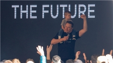 Tesla-Chef Elon Musk ist in die Tesla-Fabrik in Grünheide gekommen.