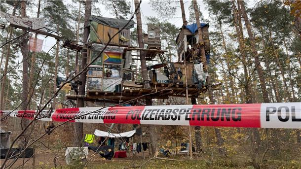 Tesla-Gegner müssen für eine Kampfmittelsondierung einen Teil ihres Protestcamps im Wald verlassen. Die Polizei ist im Einsatz.