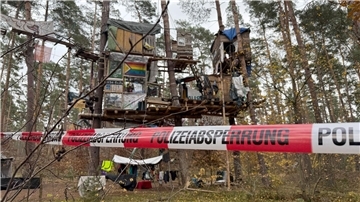 Tesla-Gegner müssen für eine Kampfmittelsondierung einen Teil ihres Protestcamps im Wald verlassen. Die Polizei ist im Einsatz.