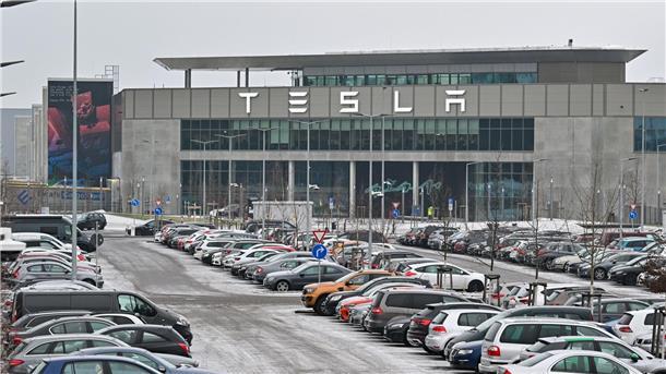 Tesla hatte die Autofertigung am 29. Januar wegen der Angriffe der jemenitischen Huthi-Miliz auf Schiffe im Roten Meer ruhen lassen.