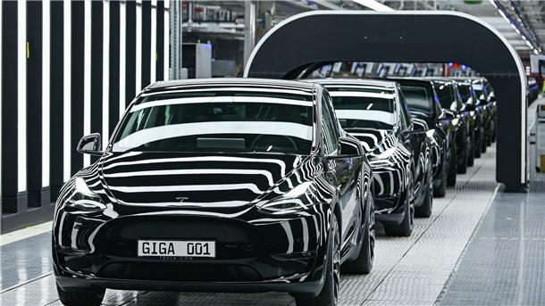 Tesla wieder mit Auslieferungsrekord Tesla-Produktion in der Gigafactory Grünheide. Tesla hat im vergangenen Quartal einen Rekord bei seinen Auslieferungen aufgestellt.