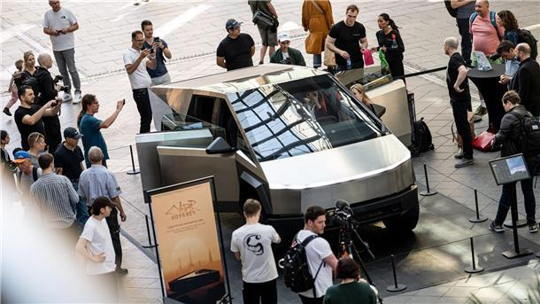 Tesla präsentiert „Cybertruck“ in Deutschland Teslas Cybertruck in der Mall of Berlin. Das Fahrzeug wird ab dieser Woche bis zum 7. Juli an über 100 Standorten in 20 Ländern zu sehen sein.