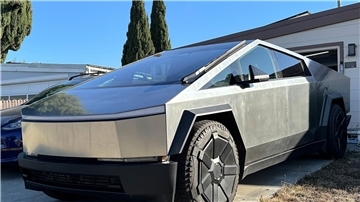 Teslas Cybertruck ist rund drei Tonnen schwer und hat eine Karosserie aus dickem Edelstahl.