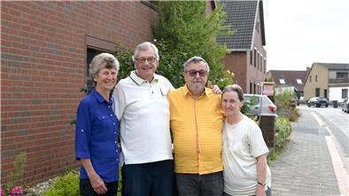 Tessa und Mike Merkel (links) mit ihren Bremerhavener Gastgebern Rolf und Edith Rittmeyer in Geestemünde. Foto: Masorat
