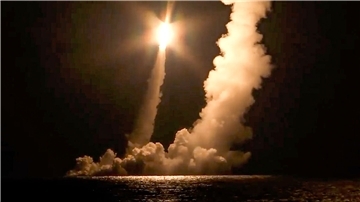 Test von russischen Interkontinentalraketen vom Atom-U-Boot K-551 Wladimir Monomach im Ochotskischen Meer.