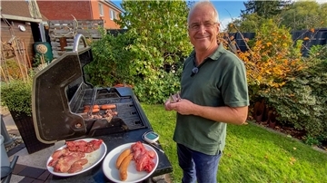 Symbolfoto zu Wie schmeckt Nutria? Bremerhavens Stadtjägermeister Holger Bartels steht im Garten und grillt.
