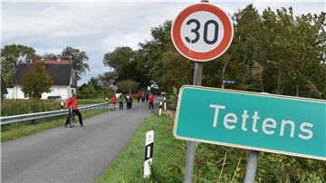 Tettens ist auch bei Boßlern beliebt. Im kleinen, im Außenbereich gelegenen Dorf werden bald Um-, An- und Erweiterungsbauten sowie begrenzt auch Neubauten baurechtlich möglich sein.