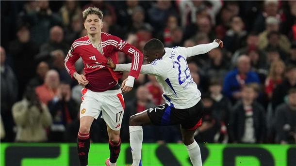 Manchester United siegt nach sensationellem Comeback 5:4 Textiltest: Lyons Clinton Mata (r) zupft am Trikot von ManU-Spieler Alejandro Garnacho.