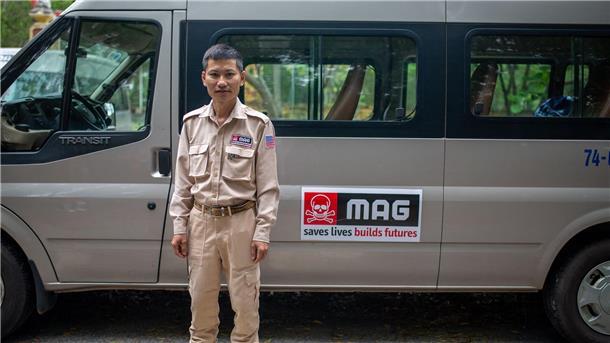 Wie Vietnam gegen die Spuren des Krieges kämpft Thai Van Ninh arbeitet seit 2015 für MAG. Als er sechs Jahre alt war, wurde sein 12-jähriger Bruder auf dem Heimweg von der Schule durch nicht explodierte Sprengkörper getötet.